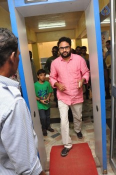 Okka Ammayi Thappa Theater Coverage - 14 of 23