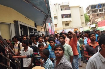 Okka Ammayi Thappa Theater Coverage - 15 of 23