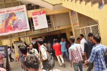 Okka Ammayi Thappa Theater Coverage - 21 of 23