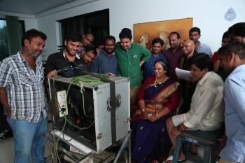 Okka Ammayi Thappa Working Photos - 12 of 15