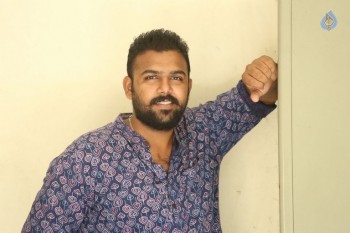 Pelli Choopulu Director Tarun Bhaskar Interview Pics - 3 of 16