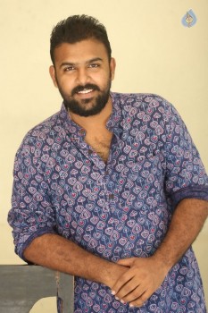 Pelli Choopulu Director Tarun Bhaskar Interview Pics - 5 of 16