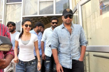 Raja Cheyyi Vesthe Theater Coverage - 18 of 21