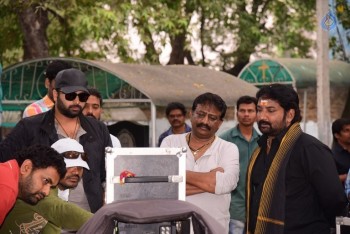 Raja Cheyyi Vesthe Working Pics - 3 of 8