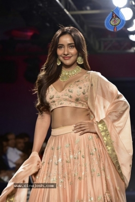 Showstoppers at Lakme Fashion Week - 32 of 53