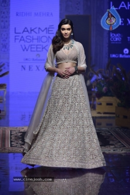 Showstoppers at Lakme Fashion Week - 38 of 53