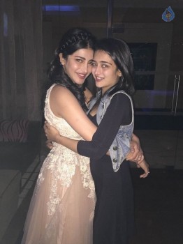 Shruti Haasan Celebrates Birthday with Family - 1 of 5