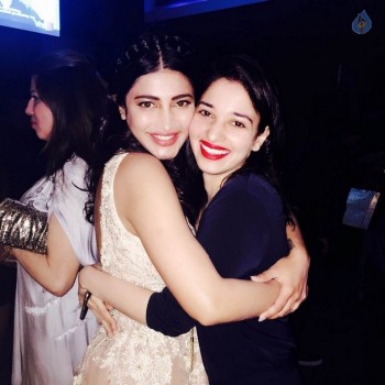 Shruti Haasan Celebrates Birthday with Family - 3 of 5