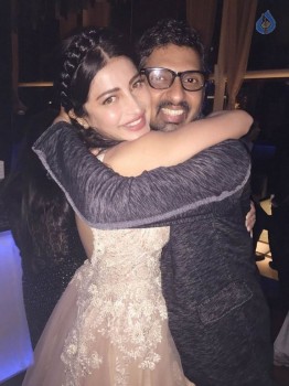 Shruti Haasan Celebrates Birthday with Family - 4 of 5