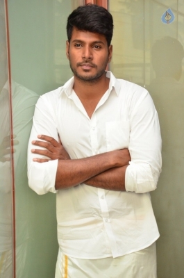 Sundeep Kishan Samanthakamani Interview Photos - 2 of 19
