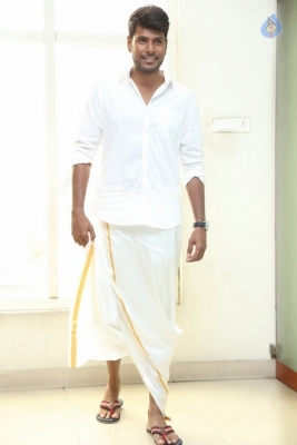 Sundeep Kishan Samanthakamani Interview Photos - 13 of 19