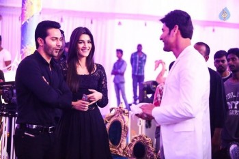 Varun Dhawan and Kriti Sanon at Brahmothsavam Sets - 2 of 5