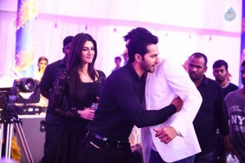 Varun Dhawan and Kriti Sanon at Brahmothsavam Sets - 4 of 5