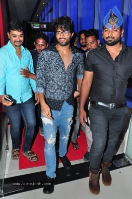 Vijay Devarakonda Watching Ee Nagaraniki Emaindi Movie - 6 of 9