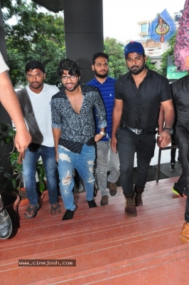 Vijay Devarakonda Watching Ee Nagaraniki Emaindi Movie - 8 of 9