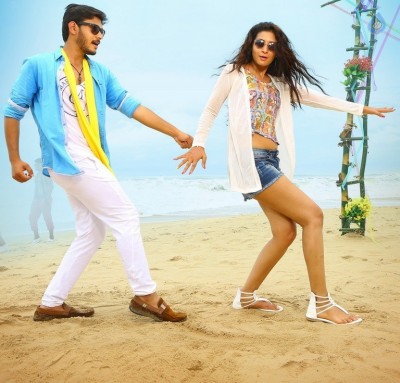 Iddari Madhya 18 Movie Photos and Posters