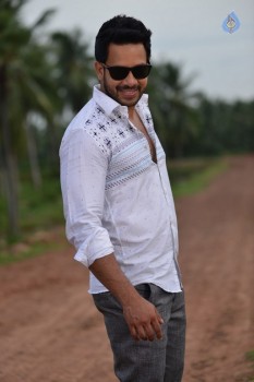 Kadaisi Bench Karthi Tamil Movie Photos