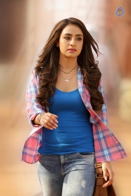 Musskan Sethi and Kyra Dutt Stills in Paiasa Vasool Movie