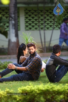 Padipoya Nee Maayalo Movie Photos
