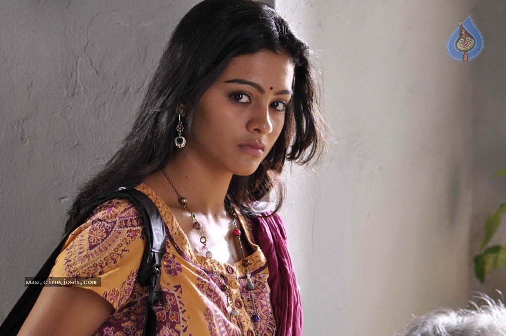 18 Vayasu Movie Stills - 2 / 37 photos