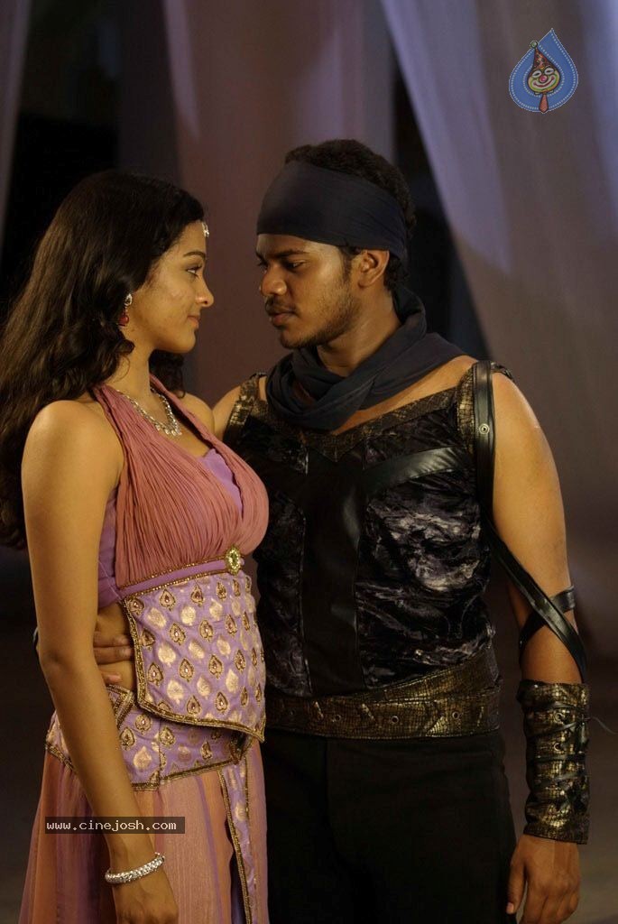 18 Vayasu Movie Stills - 14 / 37 photos