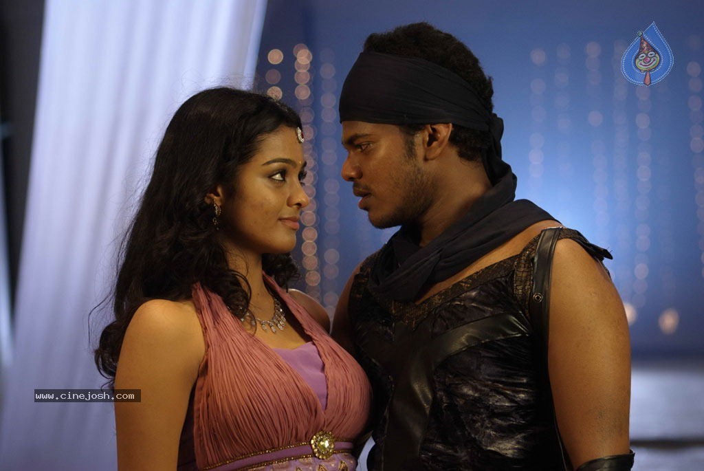 18 Vayasu Movie Stills - 19 / 37 photos