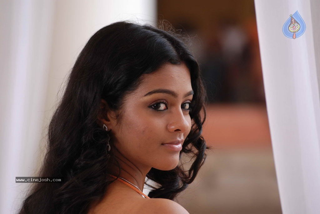 18 Vayasu Movie Stills - 25 / 37 photos