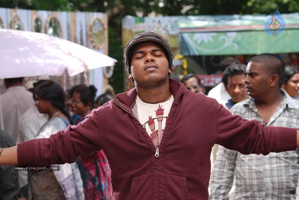 18 Vayasu Movie Stills - 26 / 37 photos