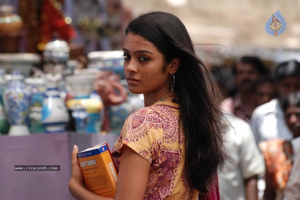 18 Vayasu Movie Stills - 37 / 37 photos