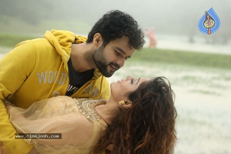 2 Friends Movie Stills - 3 / 10 photos