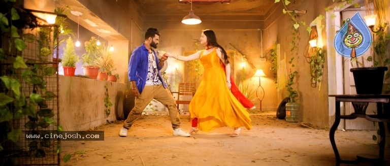 2 Hours Love Movie Stills - 5 / 6 photos
