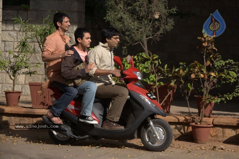 3 Idiots Movie Stills - 3 / 11 photos