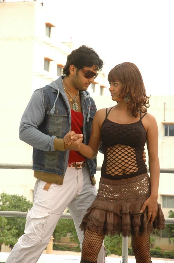 Maaro Movie - Nitin, Meera Chopra Stills - 2 / 32 photos