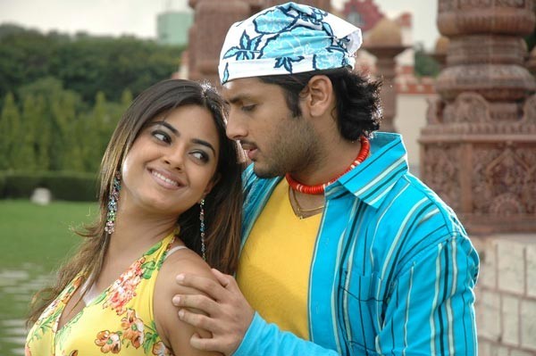 Maaro Movie - Nitin, Meera Chopra Stills - 10 / 32 photos