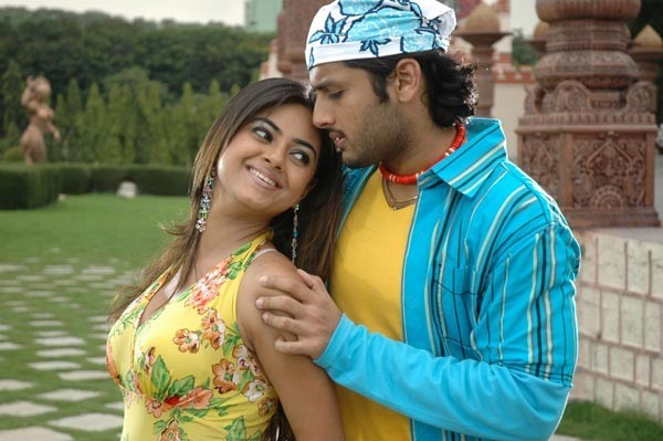 Maaro Movie - Nitin, Meera Chopra Stills - 13 / 32 photos