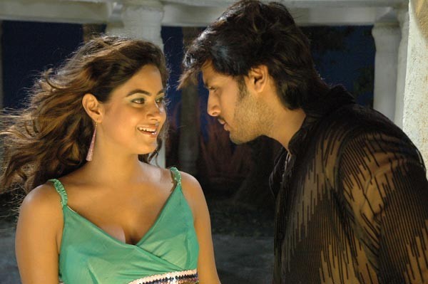 Maaro Movie - Nitin, Meera Chopra Stills - 14 / 32 photos