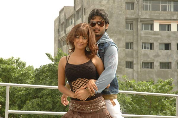 Maaro Movie - Nitin, Meera Chopra Stills - 15 / 32 photos