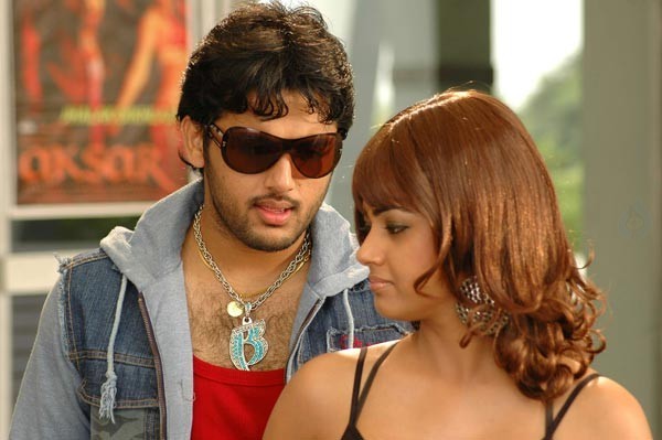 Maaro Movie - Nitin, Meera Chopra Stills - 18 / 32 photos