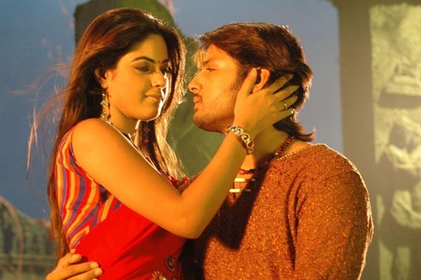 Maaro Movie - Nitin, Meera Chopra Stills - 20 / 32 photos