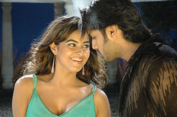 Maaro Movie - Nitin, Meera Chopra Stills - 24 / 32 photos