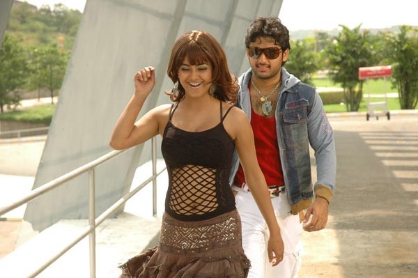 Maaro Movie - Nitin, Meera Chopra Stills - 28 / 32 photos