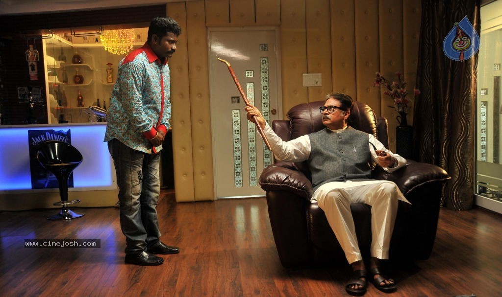 Aa Aiduguru Athade CM Movie Stills - 31 / 126 photos