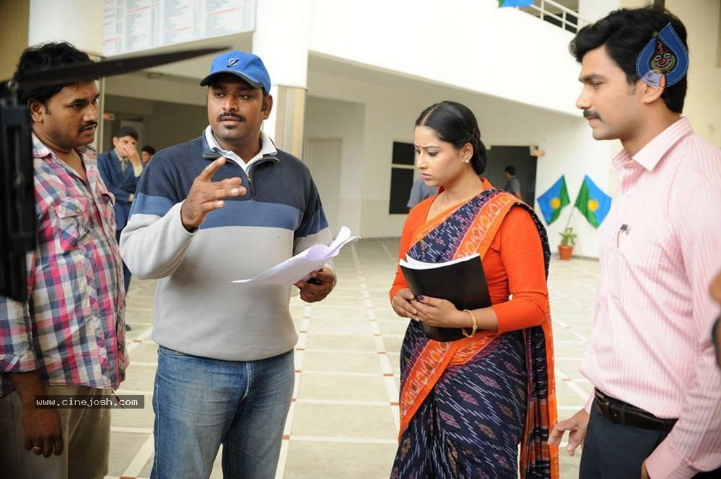 Aa Aiduguru Athade CM Movie Stills - 33 / 126 photos
