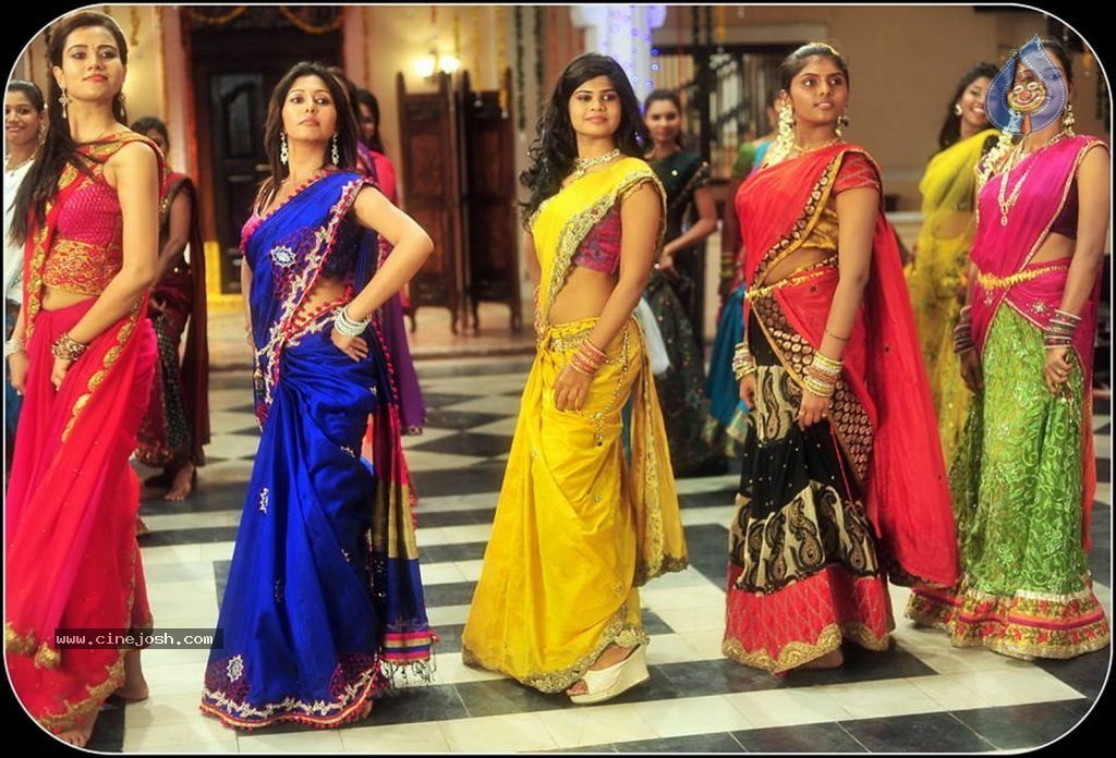 Aa Aiduguru Athade CM Movie Stills - 99 / 126 photos