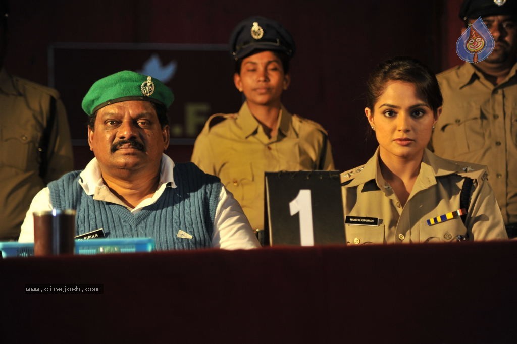 Aa Aiduguru Athade CM Movie Stills - 102 / 126 photos