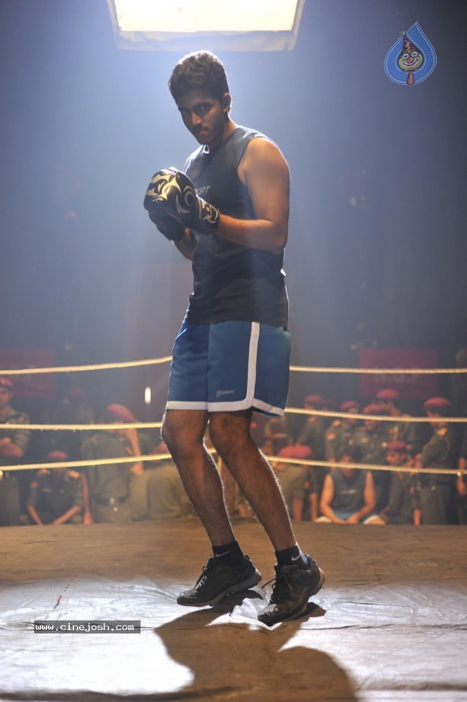 Aa Aiduguru Athade CM Movie Stills - 109 / 126 photos