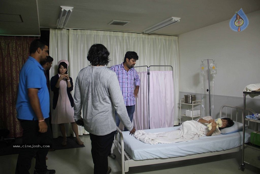 Aaaah Tamil Movie Stills - 22 / 86 photos