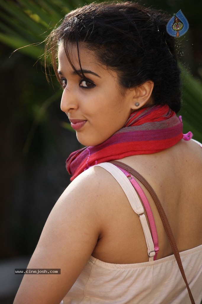 Aaaah Tamil Movie Stills - 33 / 86 photos