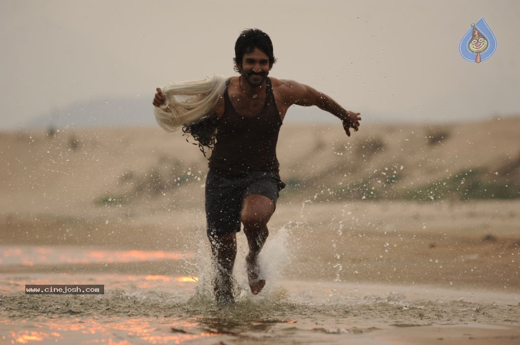 Aadhi Stills in Gundello Godari - 1 / 18 photos