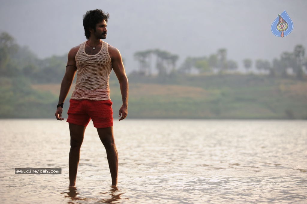 Aadhi Stills in Gundello Godari - 6 / 18 photos